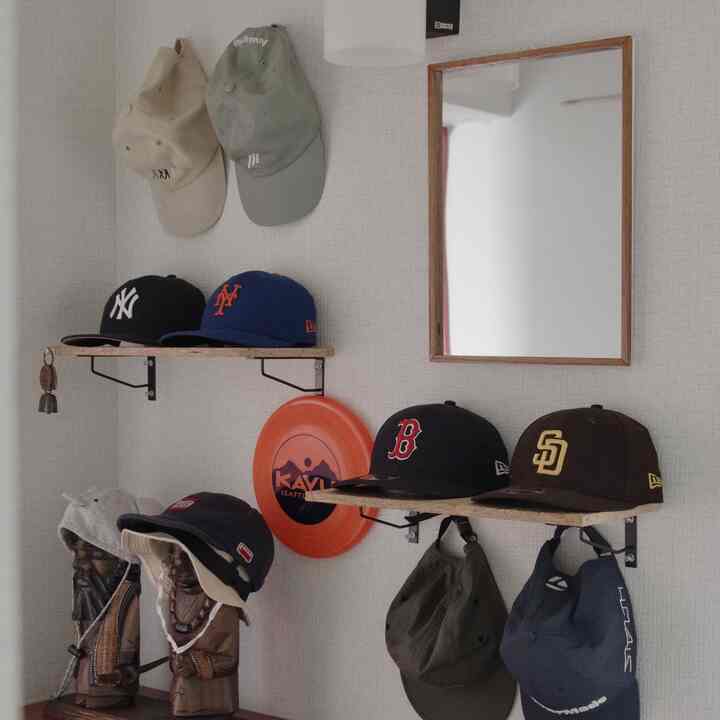 玄関に家族のCAPをディスプレイ収納。

セリアのアイアン金具と画鋲使った簡易diyです
重いもの乗せる予定が今のところないのでコレでよしとしてる✌︎

#簡易diy #帽子収納 #キャップ #玄関飾り #玄関