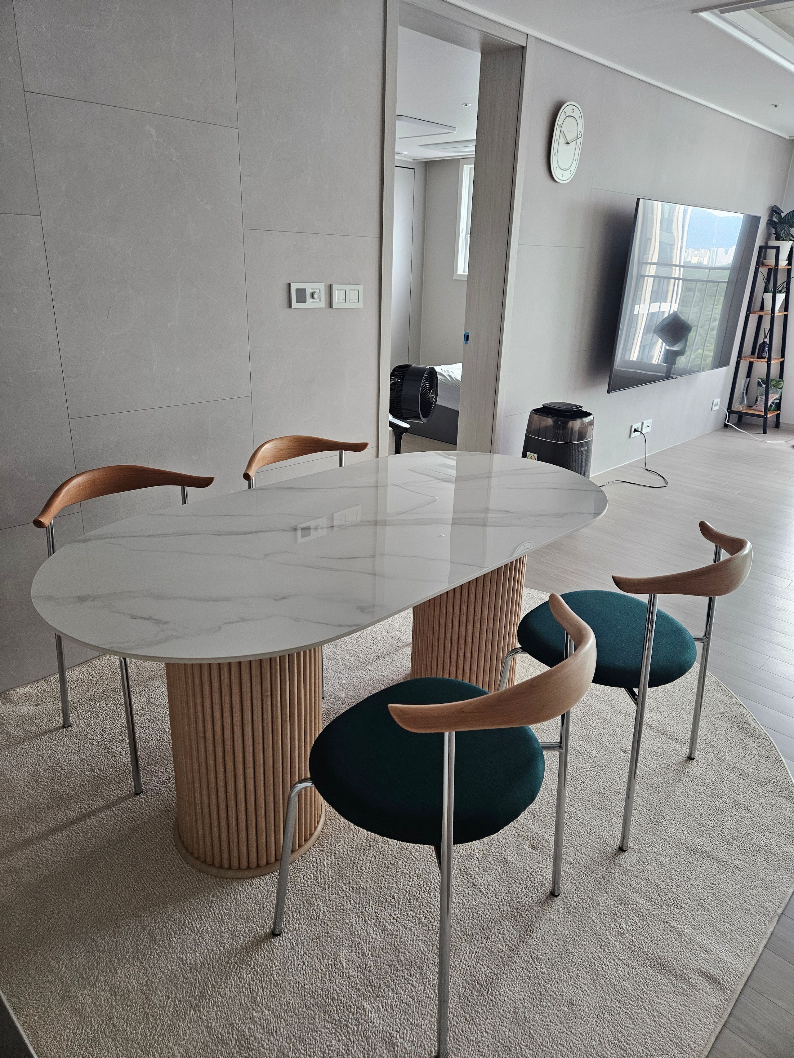 Oval Ceramic Dining Table with Fluted Legs user photo