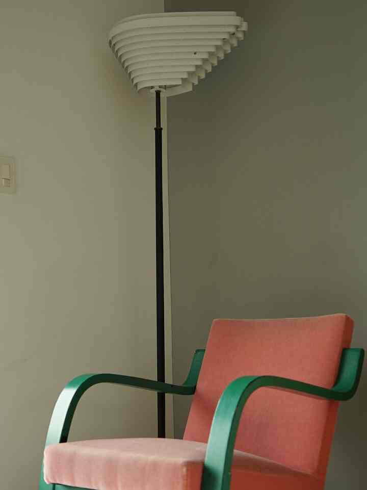 この組み合わせも意外とアリ？
椅子、入れ替えてみました^ ^


#alvaraalto 
#Artek 
#北欧 
#北欧インテリア 
#椅子 
#フロアスタンド 
#フロアランプ 
