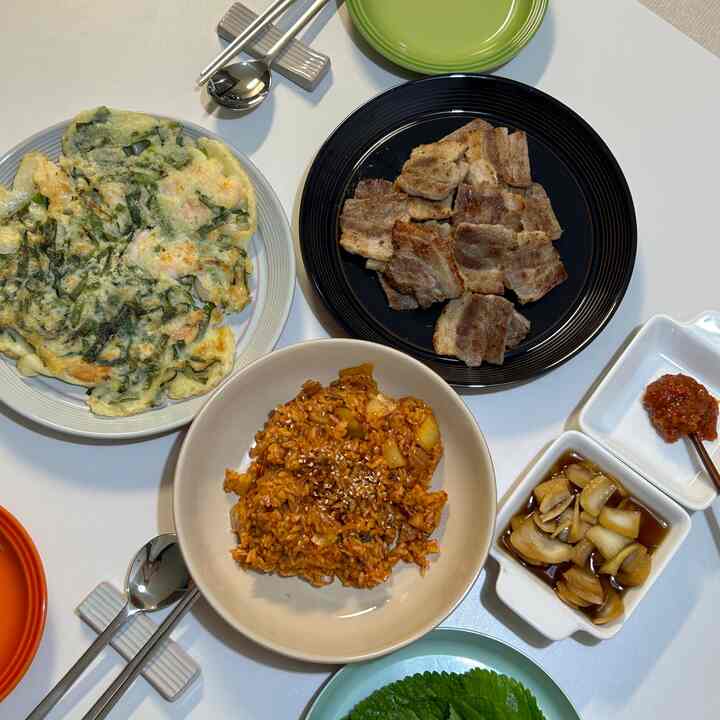 #今日のカット
＃新婚生活＃オーデンセ＃ルクルーゼ＃使用 

#ミニ食卓👩🏻‍🍳 
#ディナーメニュー #ディナーメニューおすすめ #おにぎり #ホームクック #Kfood

新婚生活から使われているようによく使っている皿で着ました。 
サムギョプサル焼き、豚油にキムチチャーハンは必須ではないでしょうか？ 
大食家だからエビを入れたブチもサイドメニューに出しておきます。 

うなぎ醤油を買って玉ねぎを作ったのですが、お肉のソースの味はそのままです！便利なので知人にオススメしています。 

#ミニ食卓👩🏻‍🍳
子どもと一緒にするおにぎりを記録したインスタページです。 @mini_kitchen____