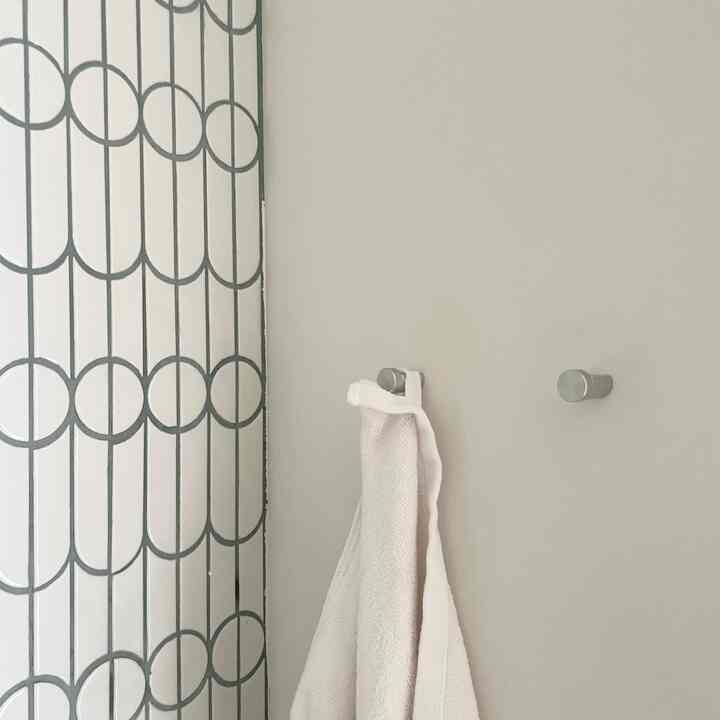 洗面室の小さなこだわりポイント

タオル掛けはシンプルなアルミのフックを二つつけて、それぞれのタオルを掛けられるようにしました。フックはモノタロウで購入🔨

造作収納のツマミはIKEAで購入したもの。
ホワイトの収納に木のツマミがアクセントになりました✨

#造作洗面台 #造作 #造作収納 #ツマミ #フック #タオル掛け #洗面室 #洗面台