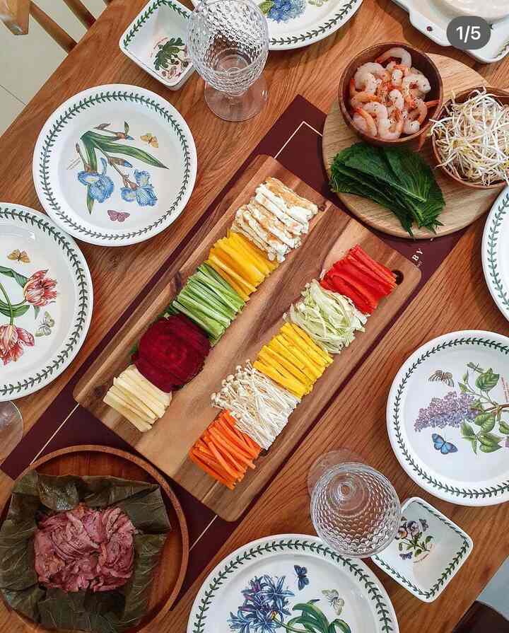 月南サム💕

並んで並んで行きましょう~~^^
どうしてこんなに材料を減らしたのか！
料理の情熱は過剰な最後のご飯です😁

ウォールナムサムプレーティングにウッドトレイ 
活用すれば材料をいろいろ盛り付けてよかったです。
また、ポートメリオンボウルのおかげで、ダイニングテーブル 
より華やかになる効果まで~~^^

＃ゲスト招待料理＃プレーティング必殺技 
＃メイド＃ウッドプレート＃ウッドトレイ 
＃ボウル収集家＃ポートメリオン＃プレーティング
＃毎日毎日ホームカンス＃家で一番忙しい 