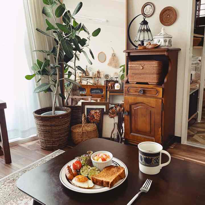 暑くても朝ごはんはしっかりと。



#アンティークインテリア #ビンテージインテリア #観葉植物のある生活