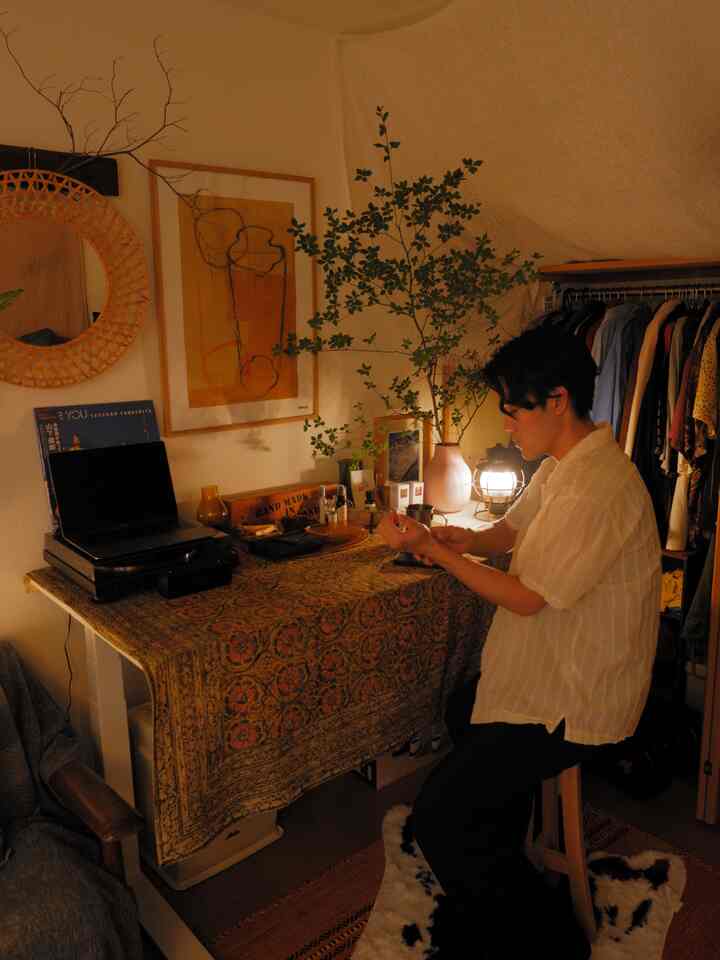 暖かみのあるベージュのホームオフィス、木製家具と植物が調和した雰囲気のあるインテリア