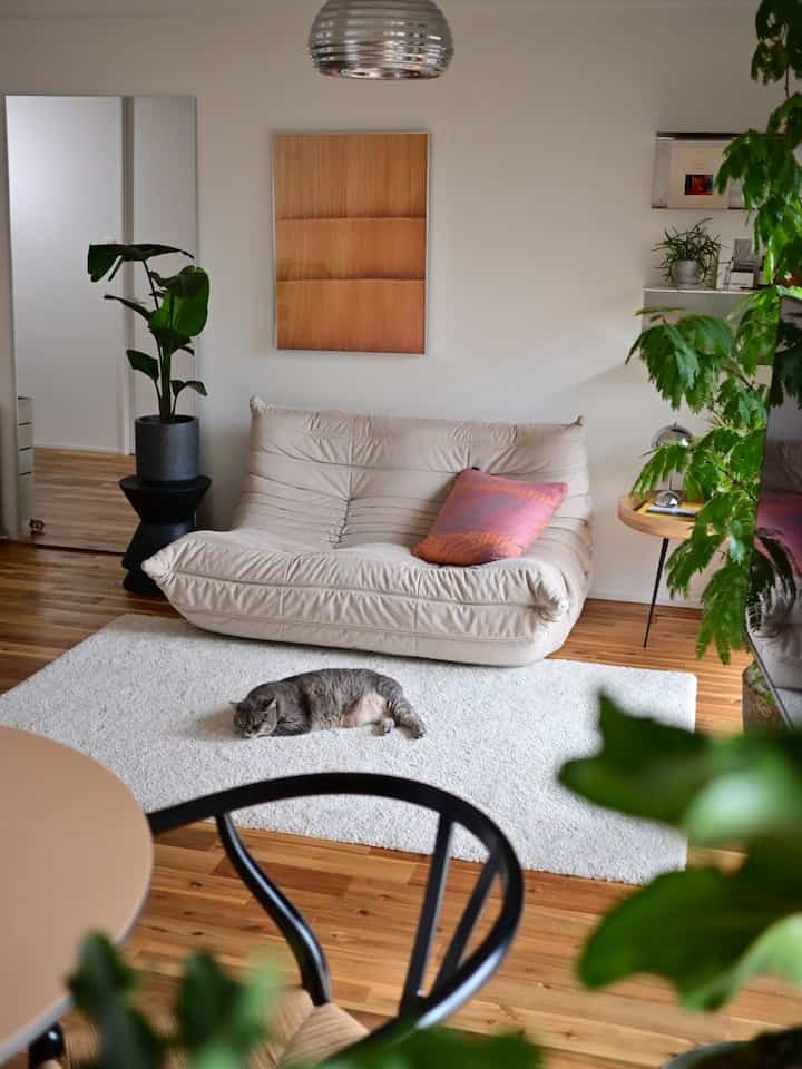 Our living room isn't that big, but thanks to Togo, the room looks bigger. We also added a full-length mirror, so it feels like there's more depth.
#Full-length mirror #姿見 #ウォールミラー #リビング #ソファ #ligneroset