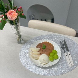 어딘가 쪼꼼 부족한 남편표 팬케이크😅🥞🤎
만회하기 위한 #플레이팅필살템 은 자개 테이블매트에요🤍
자개 무늬 테이블매트가 영롱해서 플레이팅을 더 빛나게 해주는 것 같아요✨
아크릴소재라 관리도 엄청 편해요😉
#오홈레스토랑 #팬케이크 #시라쿠스 #맞팔 #맞팔해요 #테이블매트 #프롭스 #오늘의우리집 #인테리어 #식탁추천 #내돈내산 #자개 