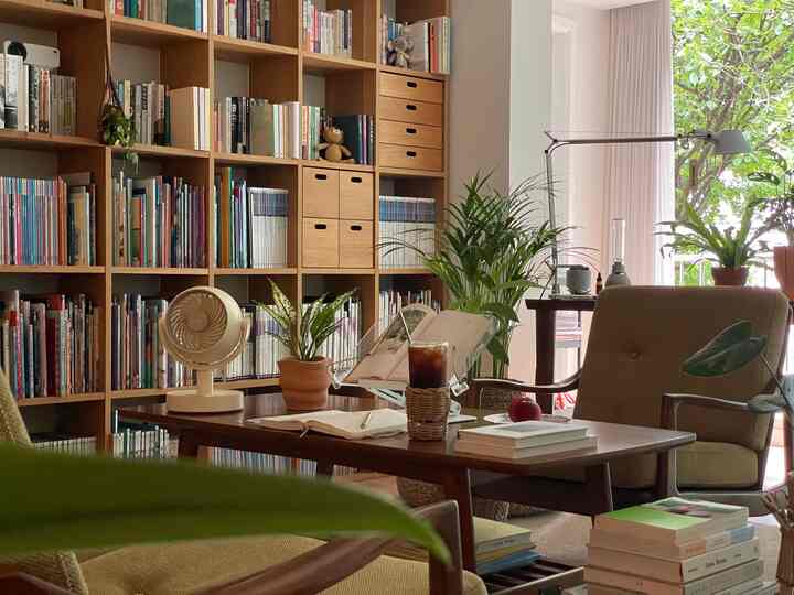 #컬러인테리어

Warna rumahku hijau alam🌿💚
Aku suka pepohonan, jadi aku memenuhi rumahku dengan warna hijau dengan pemandangan pepohonan di luar dan tanaman di dalam rumah :)
Menurutku itu warna yang paling nyaman.
Itu warna favoritku!
Perabotannya seluruhnya terbuat dari kayu.
Saya suka hal-hal yang alami!

#JJHome #식물 #플랜테리어 #화분 #송버드 #거실서재 #거실서재화 #홈카페 #내돈내산 #북카페 #서재 #아이방 #작업실 #공부방 #티타임 #커피 