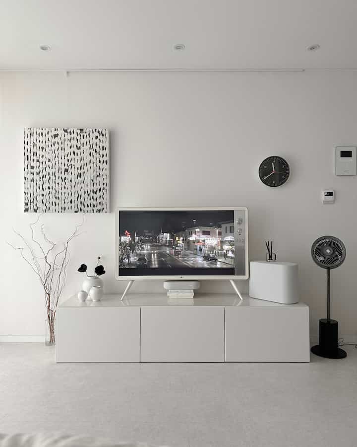 モノトーンとホワイトが基調のリビング、イケアのBESTAテレビ台にLGクラシックテレビが置かれたシンプルでモダンなインテリア