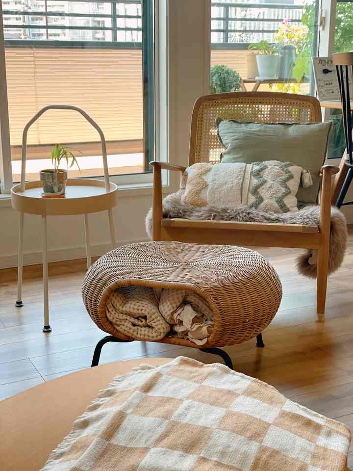 お気に入りスペース正面から。
🍊🪴🤍🍋の色が詰まった私の居場所。
子どもたちはオットマンに座ることが好きみたい。
ブランケットは夏でも冷房が当たると寒いから
オットマンの中に収納しとくのが便利。𓂅
#IKEA家具 #IKEA #ZARAHOME #H&MHOME 