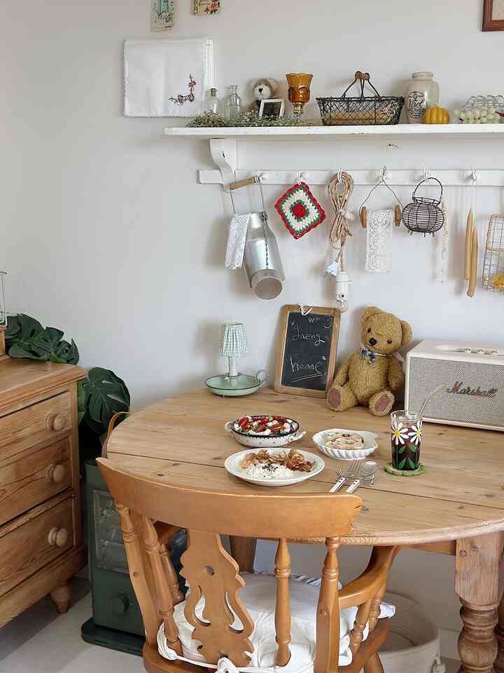 Turning on the air conditioner
Eating delicious food
Listening to my favorite songs
Drinking coffee
This is happiness🤎

#Vintage #빈티지인테리어 #빈티지홈
#Vintage props #빈티지가구
#Vintage items #테이블 #우드 #버터주방
#Old pine #올드파인가구 #홈카페 #홈파티
#Today's house #오브제 #데일리
#homecafe #daily