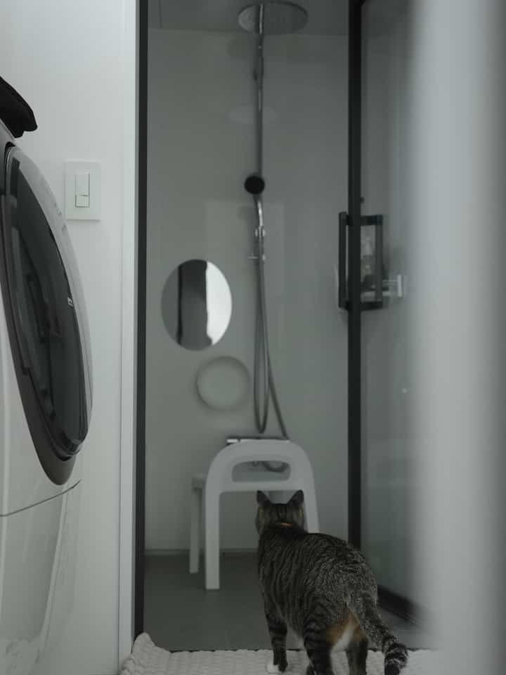 
バスルームは我が家の中でも好きな場所。

造作は諦めることになりましたがガラス戸、オーバーヘッドシャワー、タイル床の組み合わせが気に入っています。

#バスルーム #お風呂 #ガラス戸 #ユニットバス #バスマット