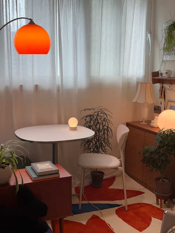 Tiga gumpalan bulan mengambang di area meja jendela🌕
Ini adalah zona meja di dekat jendela dengan lampu favorit Anda berkumpul.
Mengikuti stand pencahayaan bulan oranye dan ombak IKEA
Lampu bulan mini yang baru dibeli berukuran kecil, namun memiliki fungsi peredupan, 9 perubahan warna, dan dapat digunakan secara nirkabel, menjadikannya barang serbaguna yang dapat digunakan sebagai lampu suasana hati di kamar tidur atau sebagai lampu meja.

Desainnya simpel dan ukurannya kecil, sehingga bisa diletakkan dimana saja, seperti di rak buku atau rak, dan terbuat dari bahan yang tidak mudah pecah, sehingga mudah untuk dipindah-pindahkan tanpa perlu khawatir saya membawanya kemanapun aku pergi dan menikmati memandang bulan di sudut kamarku🛋️



#Bidikan dari adegan hari ini #Bunga interior adalah pencahayaan #Pencahayaan meja #Pencahayaan #Pencahayaan interior #Rekomendasi hadiah pencahayaan #Pencahayaan tidak langsung #Dekorasi ruangan #Interior loteng #Dekorasi loteng #Interior kayu #Interior hangat #Interior karpet #Interior kain #Furnitur kayu #meja cafe rumah #zona cafe rumah #interiorkamarkecil #hiasankamarkecil #gordenkamarkecil #hiasandinding #interiordinding #sofainterior #sofa1dudukan #sofa1dudukan #sofa1dudukan #sofakain