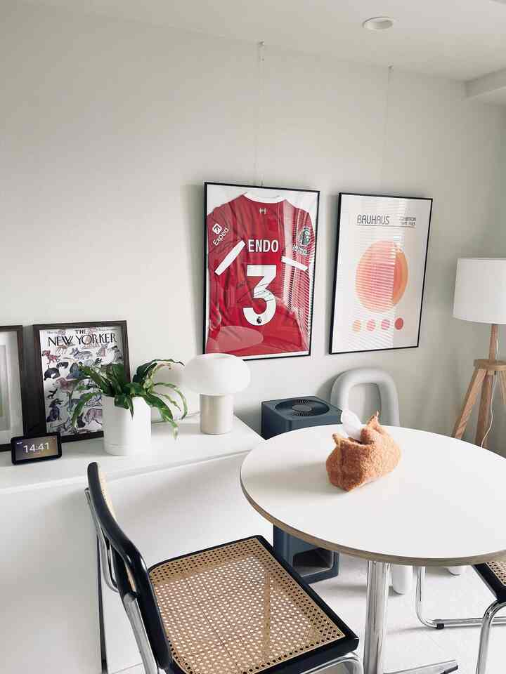 白と茶色のトーンが調和した二人暮らしのダイニング空間、モダンなテーブルランプと植物が配置された雰囲気のあるインテリア