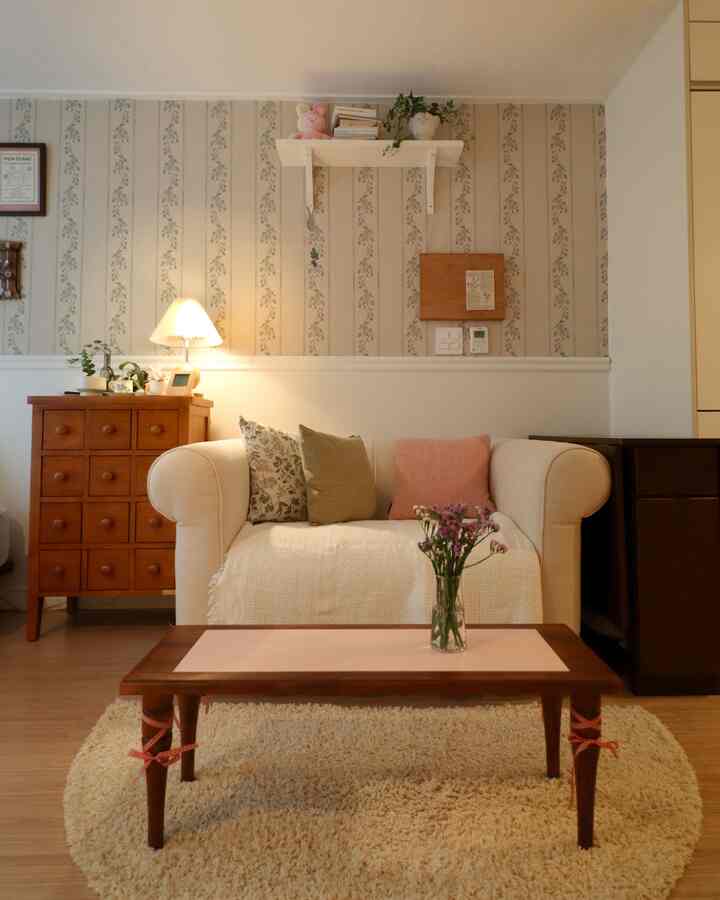 Rumahnya kecil, jadi sofa 2 dudukan terlalu banyak, jadi sofa 1,5 dudukan🤍 
#Sofa IKEA 
Rumah tangga #1 orang 
#7 pyeong 
#interior rumah kecil 
Sofa #1 orang 
#sofa 
#sofa antik

