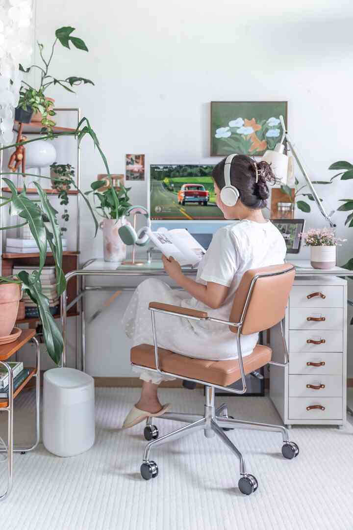 #오늘장면한컷

ep.12 #OH연화데스크 #기록클럽

My desk terrier is undergoing a new transformation while participating in the record club.
What if I can’t take all the photos to fill 13 episodes? I did it,
I was able to leave the 12th episode with my trademark back-of-the-head shot.
I worked really diligently to include the completed space in my soon-to-be-made book. 
These days, I tidy up my house almost as soon as I get off work, and I do it all weekend long, so I don't even have time to sit down at my desk. 
Still, I make time to retouch photos and edit videos, and I am a very diligent person day and night.
Even some plants that are growing well even in the hot weather are growing diligently as if they are taking after me, so today too, “OH Yeonhwa Desk Lee Sang-moo!”

#Desk Interior #데스크테리어족 #데스크셋업 #데스크인테리어 #데스크꾸미기 #이케아리폼 #우드인테리어 #미드센츄리모던 #미드센츄리 #브라운인테리어 #플랜테리어 #그린인테리어 #책상꾸미기 #책상인테리어 #서재인테리어 #서재꾸미기 #책상의자 #책상서랍 #이케아서랍 #데스크서랍 #서재꾸미기 #서재방인테리어 #우드스텐 #우드스틸 #스틸인테리어 #맞팔 #오늘의가든 
 