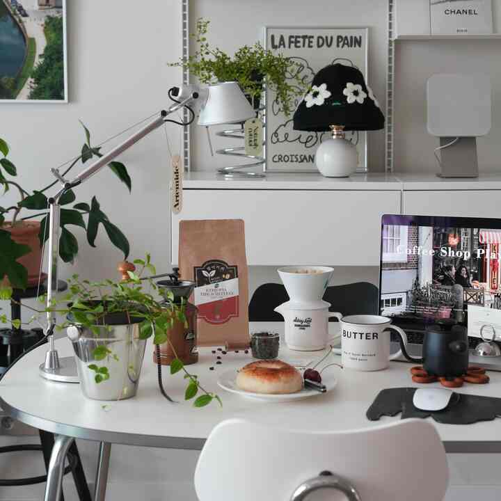 #매일매일홈캉스 Rumahku tidak dikunjungi saat musim panas.
Rumah yang keren adalah yang terbaik! Penuh aroma kopi yang harum☕️


#Home Cafe #홈카페족 #홈카페존 #홈카페테이블 #핸드드립커피 #발아커피 #명란감자베이글 #홈브런치 #데스크테리어 #화이트인테리어 #셀프인테리어 #레어로우 #쇠테리어 #홈스타일링 #플랜테리어 