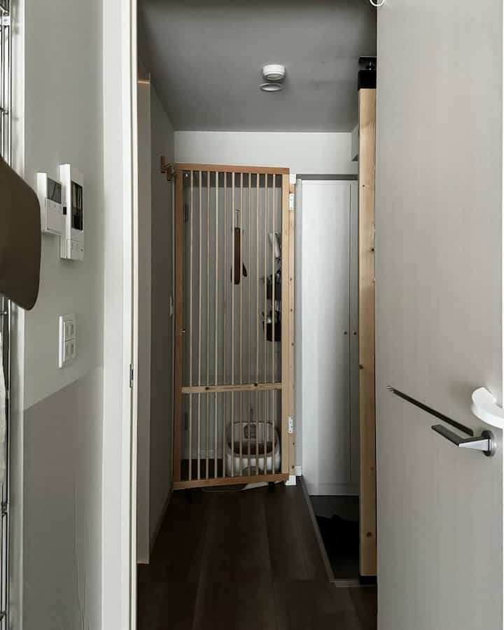 初公開のせまーーーい玄関。

#賃貸玄関 #玄関 #廊下 #猫トイレ #猫グッズ