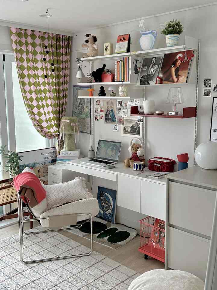 #오늘장면한컷

I'm sitting in the study listening to music and looking outside. The sky is really pretty.
It won't be a pretty day if I go out. 
Monday power!!! Suddenly, I feel like I want to put more lights on?!
Should I change the rug?

#Home Office #서재인테리어 #서재 #레어로우 #레어로우선반 #레어로우시스템선반 #시스템선반 #조명 #모빌 #나도크리에이터 #가리개커튼 #집에서제일바빠 #빌라레코드 #안락의자 #맞팔 #웰컴투씨씨씨 #렉슨 #아르떼미데 #조명 #조명인테리어 #털조명 #팻보이 #이케아조명 #이케아추천템 #이케아 {25 #Newlywed house} #오늘의우리집 #오늘뭐하집 