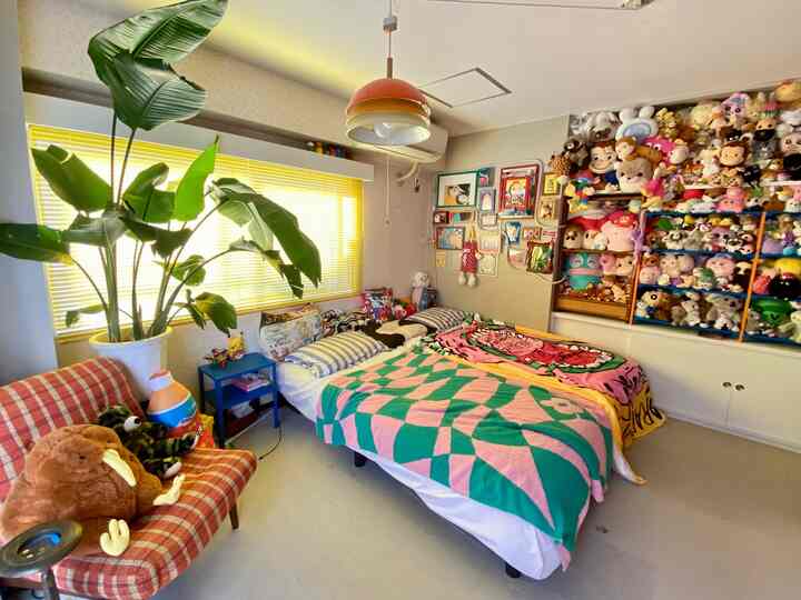 たまには寝室のご紹介◎
リビングルームとは打って変わって、色んなポップテイストを混ぜ込んでいます。

レトロ、アメリカン、韓国風などなど…
二つの部屋に共通するのは"物量"と"バランス感覚"。

テイストが違っても、色味やトーン、あとは良いなと思った気持ちの共通点があれば自然とまとまった空間に変身します◎
#韓国風インテリア #レトロポップ #アメリカン
#昭和レトロ #ヴィンテージ #観葉植物
#グリーンインテリア #多国籍インテリア