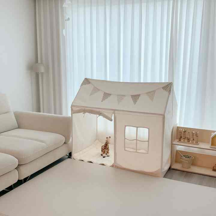 Ianie space created in a corner of the living room
I also really liked under the desk when I was young.
When I was young, I thought it would be good to have my own hideout, so I set up a toddler tent.

I set it up half-heartedly wondering, 'Will they like it?', but when they play in the living room, they're mostly in the tent
I think it was a good decision to bring it in!!

#Toddler tent #심플룸 #아기텐트 #아기소품 #유아소품 #육아용품 #예쁜텐트 #육아는템빨 #육아템 #거실인테리어 #아기있는집