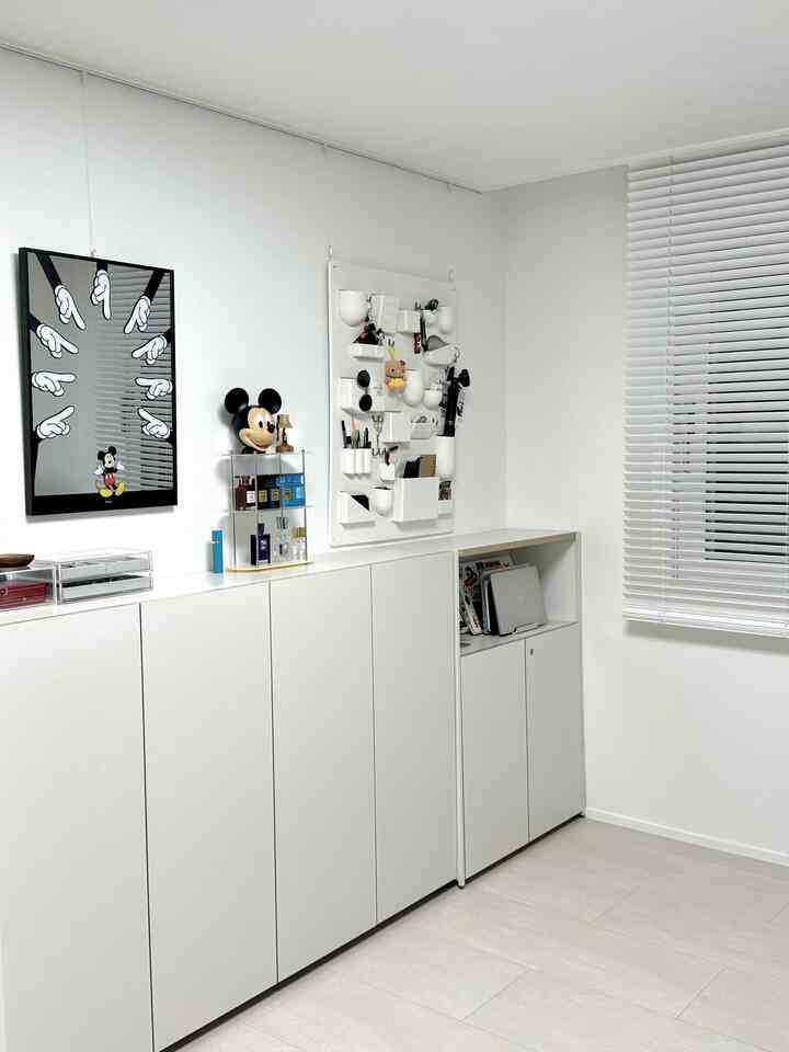 A room where all my favorite things are gathered
〰️
My husband doesn't understand Vitra Utensil
My friends gave me a Mickey mirror as a housewarming gift
My favorite perfumes are full
My closet is full of bags

I don't think I'll be able to be minimalist in this life
But I'll at least try to organize well 😵💦

#My money, my country #디즈니 #향수정리 #향수 #데스커 #서재
