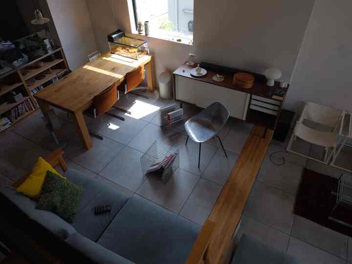 ナチュラルなウッドトーンの6畳リビング、ソファとダイニングチェアが配置された雰囲気のあるインテリア