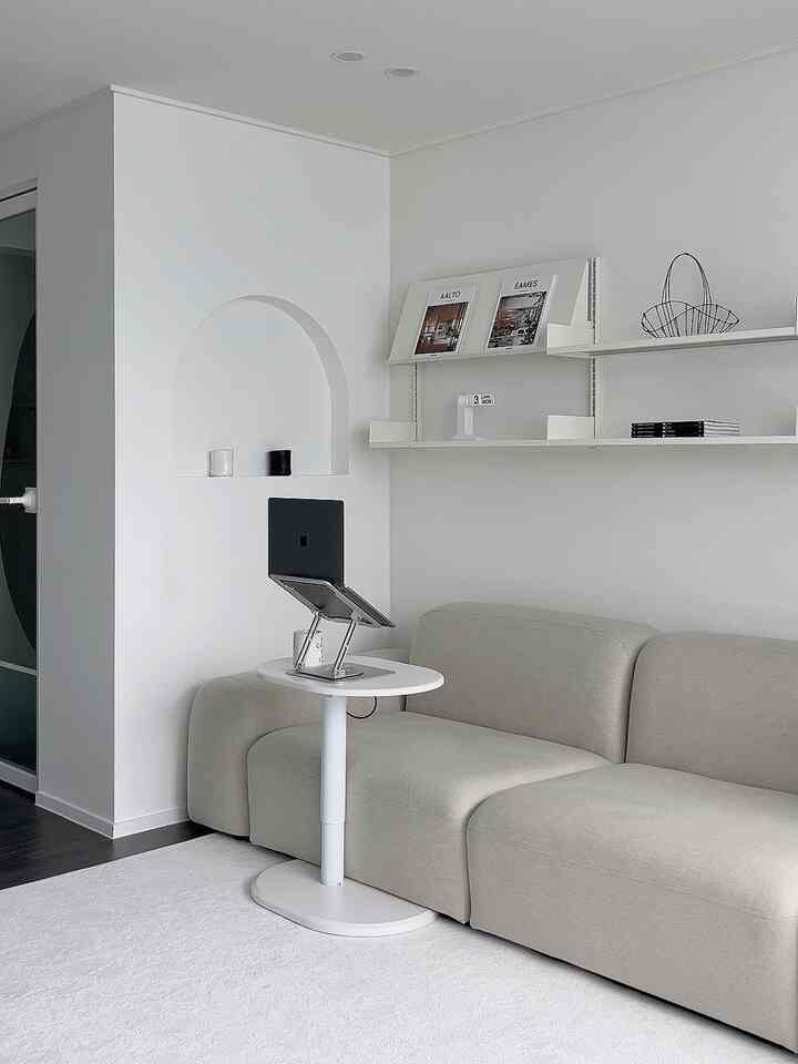 Is there a height-adjustable side table?
8 reasons to recommend the Ensan Mount side table!

1. It can be adjusted to the height of the sofa/bed/desk, etc.
2. It can be adjusted smoothly without squeaking.
3. It can hold up to 8kg and is sturdy so it doesn't shake.
4. It's not just about functionality, but also has a pretty design.
5. It's much more comfortable because it sticks close to the body.
6. The wheels roll very, very smoothly.
7. The table top size is very wide (560x400).
8. The white color matches well with any interior.

I work and eat on the sofa,

and recently, I had back pain,
and it was burdensome to sit on the sofa table for a long time,
and I tried the Ensanmount side table and was really satisfied..👍🏻
I had used a side table before,
but I really liked this product because it has a wider tabletop, can be adjusted in height,
and is sturdy enough to hold weight without shaking.

It was even more reliable because it was a new product from Ensanmount, a brand that boasts 97% customer satisfaction,

and products with good functions usually have a disappointing design,
but this product catches both functions and design,
so I really recommend it to you all 👍🏻

#Ensanmount #엔산마운트사이드테이블

#Sidetable #쇼파테이블 #높이조절테이블

#Bedsidetable #서재인테리어 #거실인테리어
#RareLow #소품 #인테리어소품 #데스크테리어