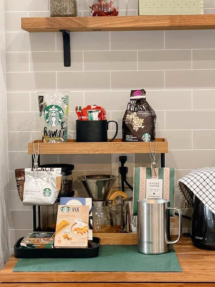 お気に入りのキッチンのコーヒーコーナー。
忙しい朝にサッと飲めるインスタントから
余裕のある日に豆から挽くものまで☕️⸝⋆⸝⋆
スタバ店内のイメージ。
と言ってもスタバのものは全て頂き物です。
ハワイのタンブラーが可愛いんだあ、 
#スターバックス #コーヒー・ティー用品 
#コーヒー #IKEA棚 #IKEA