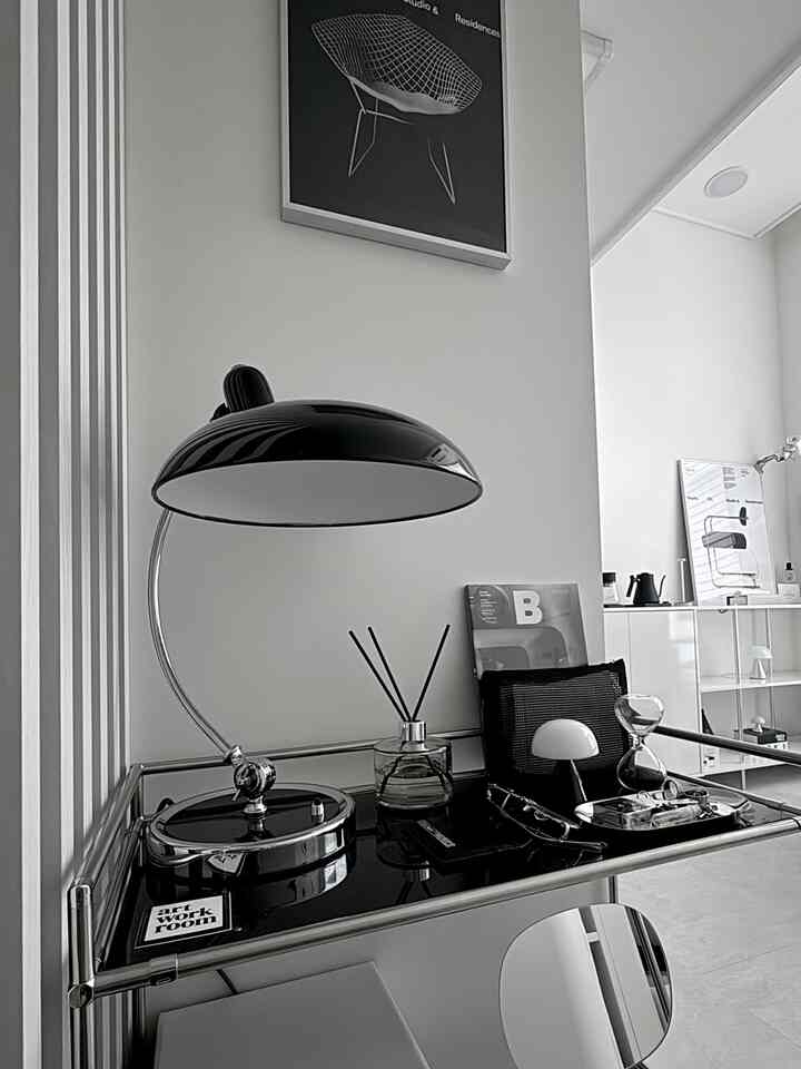 Hip with your favorite props in the hallway 😎

#Interior tricks #트롤리 #복도 #현관 #거실 #틈새선반 #진열장 #쇠테리어 #블랙인테리어 #실버인테리어 #모듈가구 #모듈선반 #미드센츄리 #미드센츄리모던 #가벽 #파티션 #틈새공간활용 #전시 #전시공간 #힐링공간 #힐링존 #오브제컬렉션