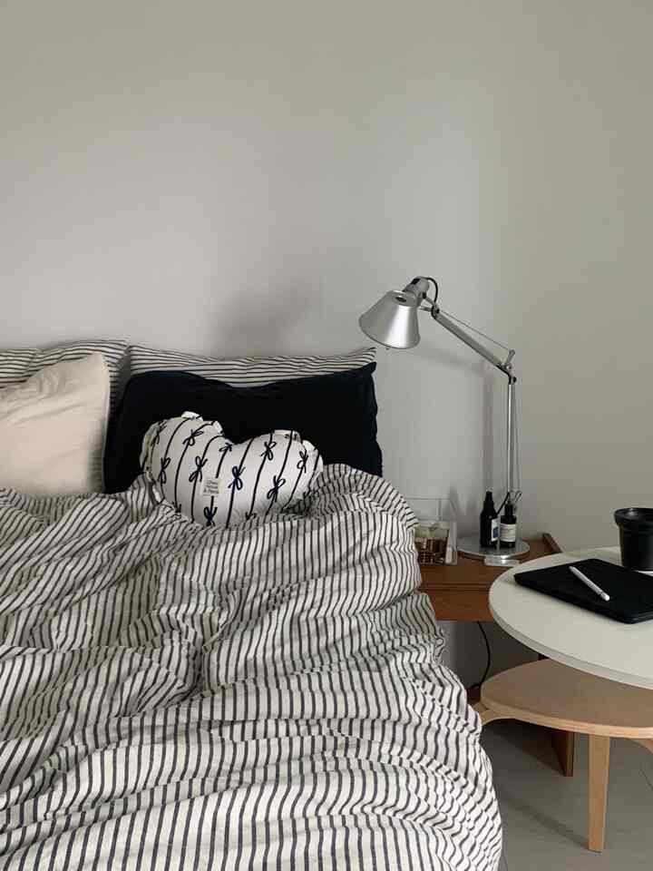 It's summer, so I only covered myself with a single blanket, but now that I've filled it with cotton, it feels like I'm covering myself with a blanket 😗

#Summer bedding #여름이불솜 #침실인테리어 #침실스타일링 #침구추천 #스트라이프이불 #신혼집인테리어 #신혼집꾸미기 #아르떼미데 #아르떼미떼