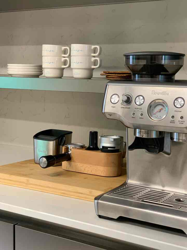 午後遅くにラテ一杯☕

私もアート専用スチームフィーチャーを買いたいです🤣
＃ホームカフェ＃ホームカフェゾーン＃ラテアート＃ラテ作り 
#homecafe #coffeetime