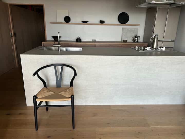 気分を切り替えるため、キッチン背後ディスプレイをチェンジ⚫︎⚫︎
今の気分は引き締まるブラック。
キーカラーを変えるだけで別空間がらうまれます。

#造作キッチン
#陶磁器
#ラミナム
#カールハンセンアンドサン
#Yチェア
#キッチンシルバー
#電気ケトル
#ラッセルホブス
#ツヴィリング