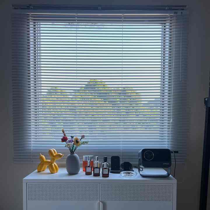 3枚目　Before
⇩
1枚目　After

この窓は開かないので、色々悩んだ結果ブラインドが楽だと思い変えました。

レゴのフラワーも🫶🏼💐

#プロジェクター
#レゴフラワー
#香水
#diptyque
#ブラインド
