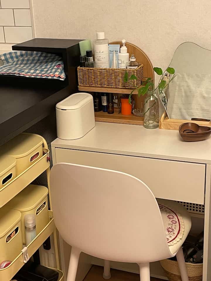 ナチュラルカラーとホワイト調の狭いスペースの化粧台、パントリー収納ボックスと鏡が配置された整理された収納アイデアのあるインテリア