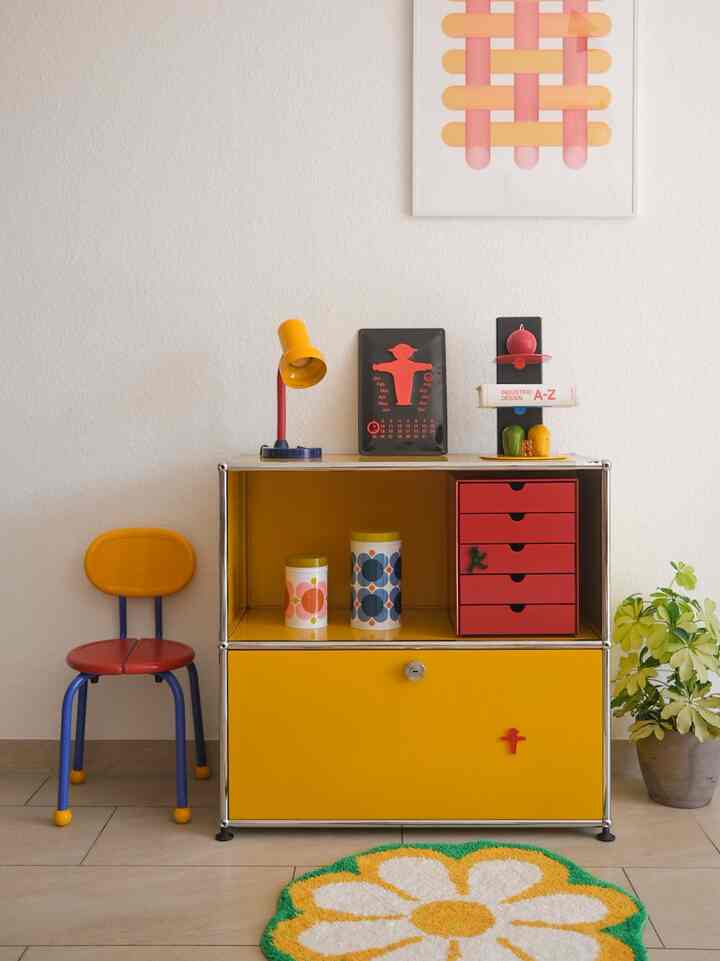 #오브제영업대회

I like vintage products.
This vintage calendar, one of the vintage products in my living room, was found by chance at a flea market and it fits my house perfectly!❤️
One of the things that symbolizes Berlin, the capital of Germany, is the character called ‘Ampelmann’. The traffic lights in Berlin are not just red or green, but are made of that character.
If you look closely, the red magnet attached to the USM is also an Ampelmann. I bought it when I traveled to Berlin.
I think the Ampelmann looks even cuter in this calendar. This analog sensibility that lets you move the date with a red round magnet! 🥰
I really like this analog sensibility💓🌱

#Living room interior #빈티지인테리어 #빈티지애정템 #컬러인테리어 #컬러풀홈 #빈티지소품 #빈티지 #빈티지조명 #만년달력 #만년캘린더 #캘린더 #소품 #오브제 #아날로그감성 #예쁜템최고야 #내돈내산 #오늘장면한컷 #빈티지가구 #주택인테리어
#2024 House of the Year #주택에살아요 #우리집포토존