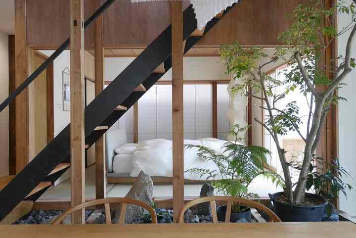 ダイニングから、階段を挟んで主寝室🛏️
基本的に一階で生活が完結するので、
平屋のような暮らしをしています🏠

植物がほどよく空間を仕切ってくれます🌿

#主寝室 #階段下 #植栽 #ダイニング #リノベーション #リノベ #木造 #スケルトン階段