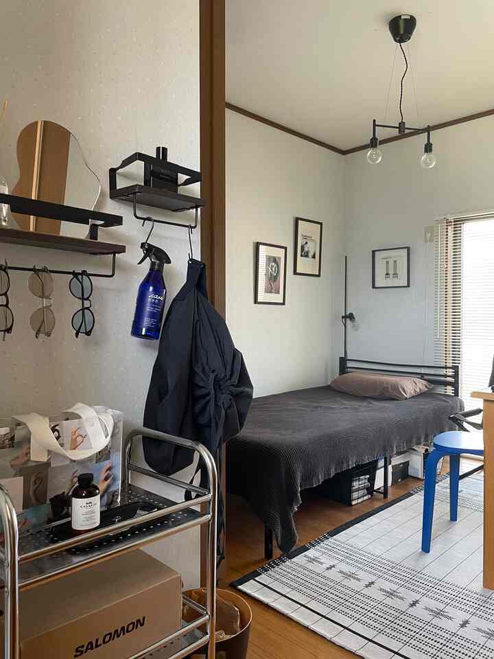 The entrance to the room is a little cluttered, but when I get home, I'll take off all my gear here first, so it's the best position for me 👌

#Miscellaneous goods
#Wagon
#Mirror
#Diffuser