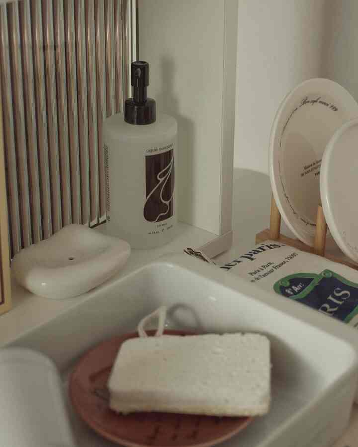 ＃ギフトおすすめ＃家の贈り物 
無磁器キッチン洗剤セット
▪️構成品
▫️キッチン洗剤
▫️キッチンスセミ2個
▫️スセミ台座
プレゼントのセットで良い構成ですか？ 🎁
無磁器の感性そのままキッチン洗剤でも感じられるセットですよ！ 🫶🏻

🔸無磁器のキッチン洗剤 
野菜やフルーツ洗浄が可能な1種のキッチン洗剤であり、
香菌や抗真菌効果と肌の鎮静に役立ちます 
天然ティートリオイルの香りで作られ、
皮膚低刺激テストを完了することによって 
素手のお皿でも刺激がほとんどなく使用が可能で、 
植物由来界面活性剤を使用した製品です！ 👍🏻

一緒に含まれているすすみも天然素材で作られており、
スセミトレイは石畳をモチーフに製作され、可愛さそのもの！
キッチン製品も可愛いかもしれません....🖤
可愛いです。

~8/6(火)まで29cmで購入が可能 
キッチン洗剤セットだけでなく 
一部の品目も企画展を一緒に行われているから 
無磁器製品を購入しようとした人たち 
この機会に購入することをお勧めします:)🖤

#mujagicrafter4 #mujagi #武器 #キッチン用品 #キッチンインテリア #キッチン飾り #キッチン小物 #キッチンアイテム #キッチン必需品 #ギフトセット #29cm主婦スターグラム＃私たちの家フォトゾーン