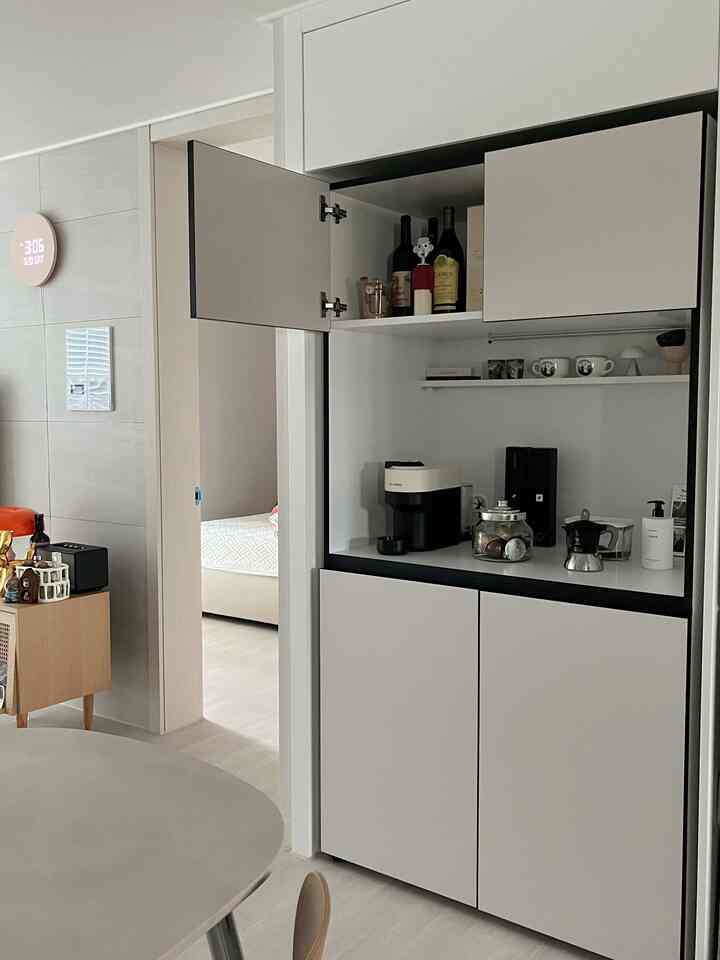 #오늘장면한컷 

ホームカフェゾンに隠されたhomebar..🖤


#home #homebar #홈카페 #홈바 #카페장 #거실인테리어 #주방인테리어 #내돈내산 #트리니홈 {9 #新婚ホーム} #신혼집꾸미기 #interior 