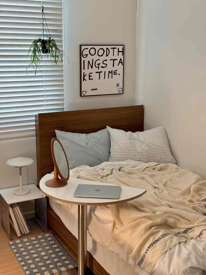 #오늘장면한컷 Home is the best! Rolling around the guest room like this😌 Hanging my favorite lettering poster makes the space prettier✨
These days, my favorite walnut + sky blue color combination🩵

#Room decoration #포스터 #액자 #포스터인테리어 #뚜누포스터 #포스터액자 #레터링포스터 #우드인테리어 #우드프레임 #월넛인테리어 #러그 #반원테이블 #테이블 #침대 #침대인테리어 #침실가구 #여름담요 #베개커버 #스트라이프침구 #여름침구 #거울 #방꾸미기 #침실꾸미기 #작은방 #몬타나팬톤와이어 #bedroom #모던인테리어 #코지인테리어 #조명
