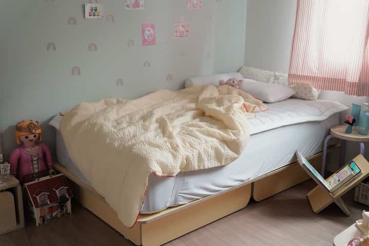 #협찬

De.D. 
私たちの西海睡眠独立万歳🙌🏻

これは誰もがベッドのおかげです🥹
バターイエロー💛カラーのきれいなベッドフレームと一緒に横にして使用できる
X棚のおかげで配送され、設置された当日からママが寝てくれば
一人で寝る娘🥹😍

壁もそれ自身のスタイルで飾ってみました。
いつ持ってきたのかきれいな照明も持っておいて 
新しく自分だけの空間を飾ると楽しかったです。

何日か一人でよく寝る感想を聞いてみると
一人で寝ているので、もっと眠りにつくといいです。

引き出し型フレームなので、子供の交換用または他の季節の寝具
おもちゃも収納できて本当に使い満足も最最高最高ですよ😆

そしていつもトンボを読んだ後、2本の本をしません。
空間活用度が良くて手軽に使える棚や協卓があるといいですがヌーアのX棚が本当にぴったりそんなアイテムですね！

シンプルながらも実用的で審美的なデザインのおかげで
いくつかの本を置くのに適しています。
もう床に本が転がる必要はありません。  #수납침대 #싱글침대 #원룸침대 #룬드침대 #누어침대 #magazinerack #룬드X선반 #누어  #아이방침대 #초등학생방 #예비초등 #아이방인테리어 #여자아이방꾸미기 #플레이모빌 #플레이모빌xxl #인형의집 #침구 #오늘의장면한컷 