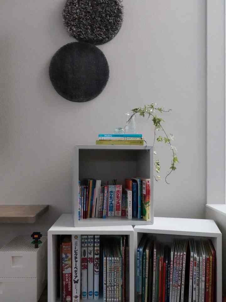 Chair pads hanging on the wall

I didn't really like them, so I moved them a little

It's more comfortable when they're not neat

#IKEA #IKEAstorage