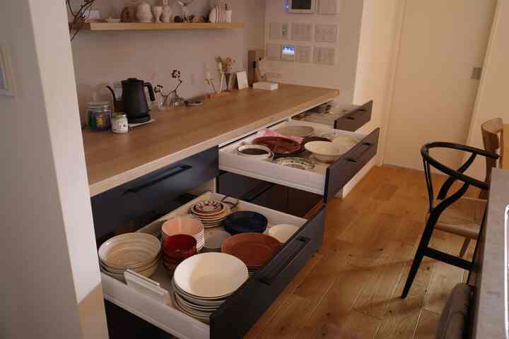 #食器収納 #食器集め #お気に入りスペース 
食器類はそこまで強いこだわりはないのですが、
日常使いのものは使いやすく丈夫なイッタラのティーマシリーズが多く、
気分を上げてくれる和食器や作家さんのものをたまにミックスして使っています。
食器はカップボードに収まる分にとどめよう…としていますが、年々増えていっています😅