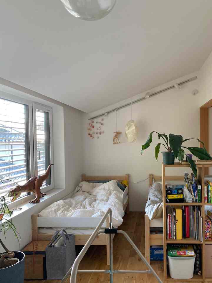 二段ベッドを一段に変更。
一段ずつにしたときにデザインが統一されるものにしておいてよかった。

今は一部屋として広く使っているけれど、将来的には4.5Jずつに分割することも想定している決して広くない子ども部屋。
なので、子ども用のベッドはシングルより更にもう少し小さいサイズを選びました。
だけど158cmの大人の女性も十分眠れるサイズです。

#子ども部屋
#キッズルーム #二段ベッド #小学生部屋 