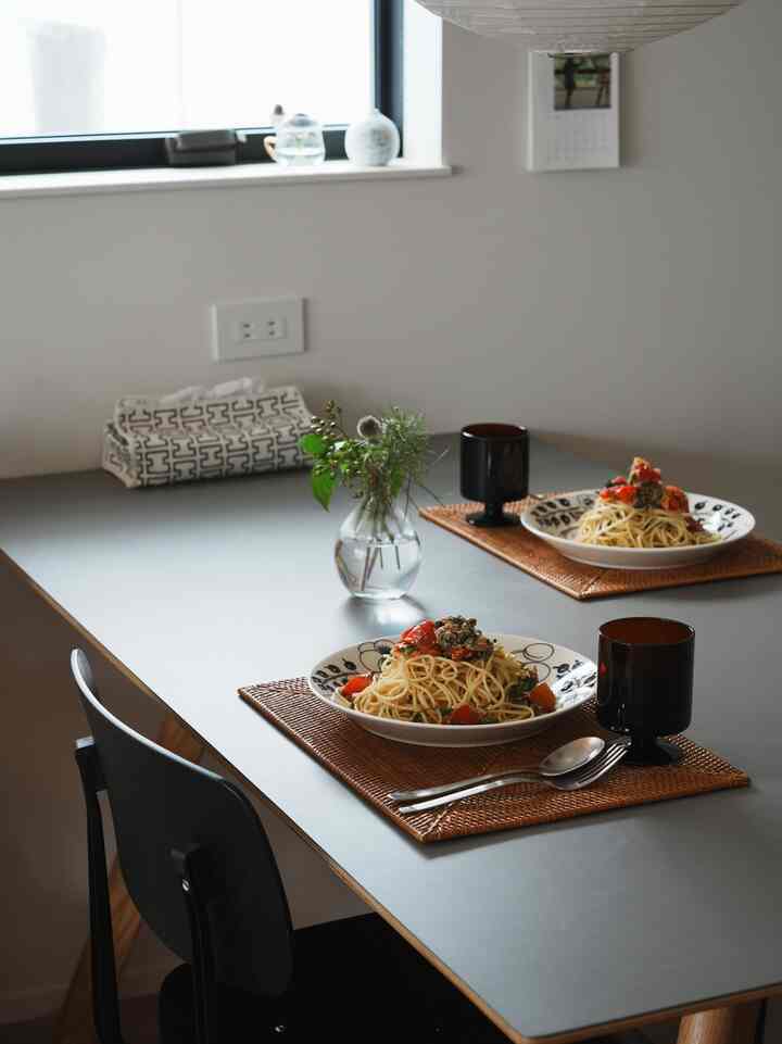 猛暑日続き、夏バテ中も食べやすいトマトと大葉の冷製パスタ。
パラティッシの器は何をのせても美味しそうに見えるので我が家の一軍です◎

#ダイニング #ダイニングテーブル #HAY #カトラリー #アラビア #パスタ #花 #花瓶 #北欧テイスト 