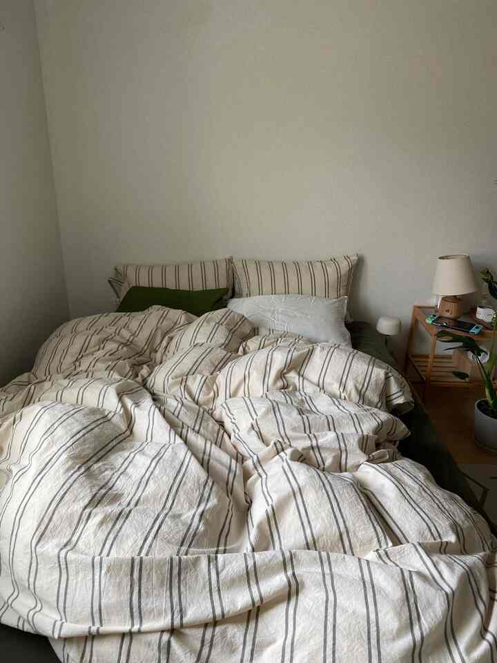 ベッドにストライプを取り入れてから、寝室がかなりお気に入り🕊

#ベッド #寝室スタイリング #北欧インテリア #韓国インテリア 