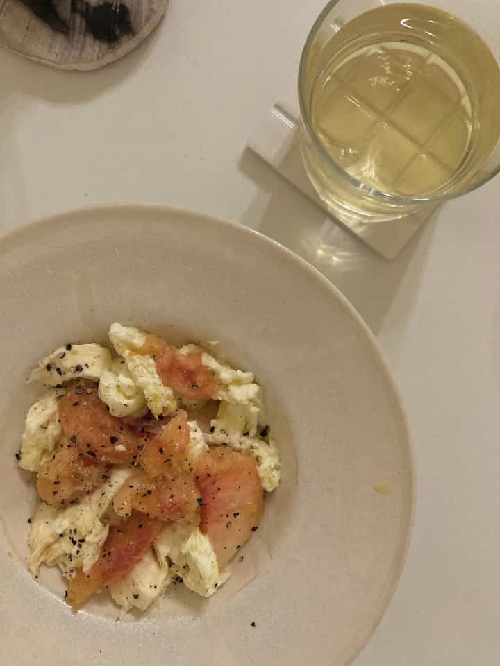 ワインのお供は桃モッツァレラ🍑


#おうち時間 #おうちごはん #一人暮らしインテリア #ホワイトインテリア #1LDK #シンプルインテリア 