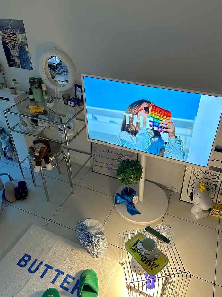 Ruang tamu senja🫶🏻

#Hidup #リビング雑貨 #リビングインテリア #VAMIR #韓国インテリア #テレビ
#Ruang favorit #インテリア家具 #インテリア #インテリア家電 #インテリアおすすめ