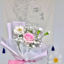 꽃다발은 언제 받아도 기분이 참 좋아요 🌷
다들 무슨 꽃을 제일 좋아하시나요? 
저는 장미, 리시안셔스를 제일 좋아해요 ❤️
#오늘장면한컷 #우리집포토존 #꽃다발 #파티풍선 
#풍선데코 #패브릭포스터 #드로잉포스터 #맞팔환영 
#패브릭포스터대형 #오늘의우리집 #미니집들이 
#집꾸미기그램 #컬러인테리어 #오늘의집에서샀어 
#구축아파트 #구축아파트꾸미기 #오늘의우리집
#오늘의가든 