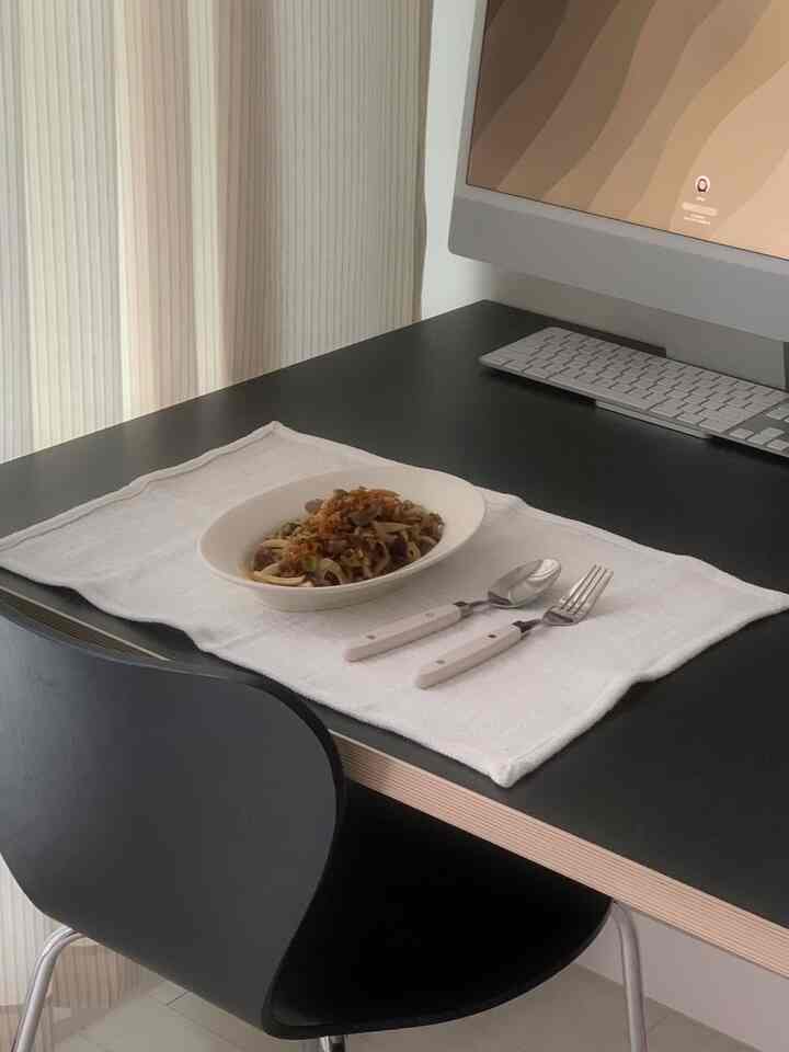 #오홈스토랑 
久しぶりに冷毛料理 #소고기버섯볶음
タマネギのフレイクまで上げてくれるのでもっとx100美味しくなりました🤍

オンマイオーウンで購入できる 
【バニラオーバルプレート】  #감성그릇 #베이지톤 #베이지인테리어 #블랙테이블 #요리레시피 #요리플레이팅 #온마이오운 #키친크로스 #린넨패브릭 #플레이팅 #플레이팅접시 #플레이팅샷 #홈쿡 #홈브런치 #cooking #쿠킹클래스 #맞팔 #오늘의우리집 #주말에제일바빠 #블랙인테리어 